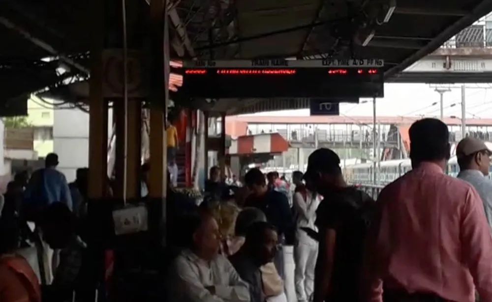 印度火车站大屏误播视频……