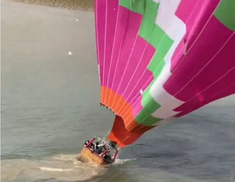 飞起20米高后失去平衡 贵州一景区热气球失控7名游客坠入水库