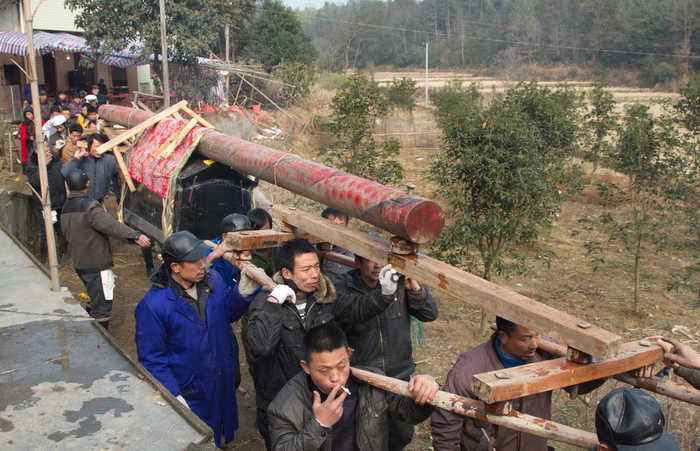 梦见棺材出殡什么预兆_梦见棺材死人说话什么预兆_女人梦见棺材出殡是什么征兆