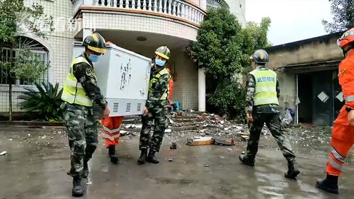 武警官兵紧急赶赴灾区救援_武警甘肃总队官兵紧急赶赴灾区 333名武警摩托化和徒步行军赶到震中