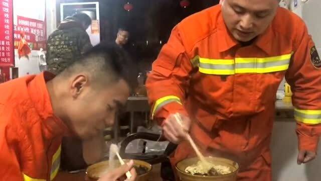 救援消防员两口吞下一碗牛肉面_救援消防员两口吞下一碗牛肉面：午餐的艰难选择