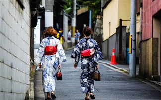 贵阳女子穿和服现身闹市遭大妈指责_女生穿和服逛小吃街，大姐看不惯让她脱下！不料，女生点上一支…