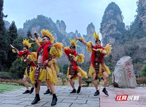 文旅局长回应身披稻草跳舞揽客_文旅局长变身茅古斯跳科目三 身披稻草跳舞为张家界揽客