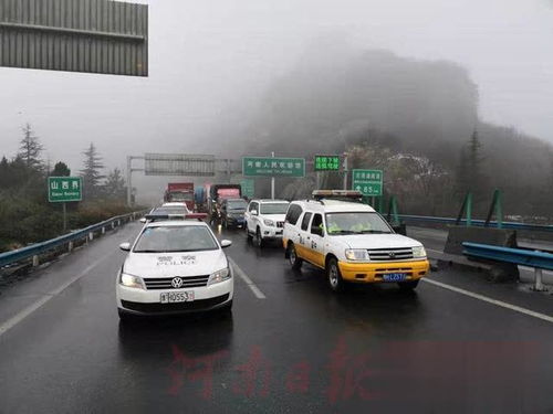 河南暴雪有人在高速堵车超10公里_河南暴雪来临后：部分高铁飞机延误或停运，多条高速公路关闭，雪夜有人堵路上