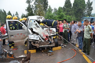 男子冒死援救被困面包车路人_快出来着火了？面包车发生车祸司机被困，好心男子救人 获网友点