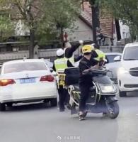 交警部门回应天津街头两名交警互殴_交警含泪被殴打后续，官方通报来了，冲突原因曝光，吴某摊上事了