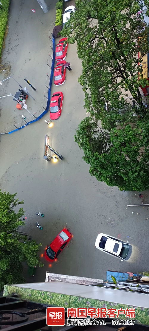 #南宁暴雨#特大暴雨来了！南宁多条道路积水严重，有车辆被淹！暴雨红色预警发布