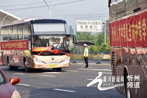 杭州985送考车队_高考第一天，警察拼了！指挥送考车大喊上线，警号 985现场送祝福