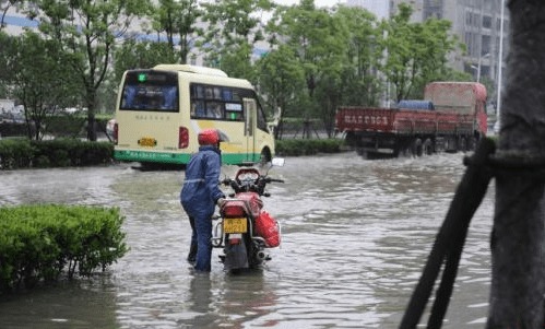 安徽暴雨致灾消防员涉水扛起守护_安徽芜湖连续降雨至村中积水 多名人员被困 消防员连夜涉水紧急救援