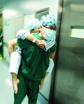 医院通报医生传播患者麻醉裸照_沦陷了！上海一医生被传泄露患者下半身裸照，网友质疑医院仅停职