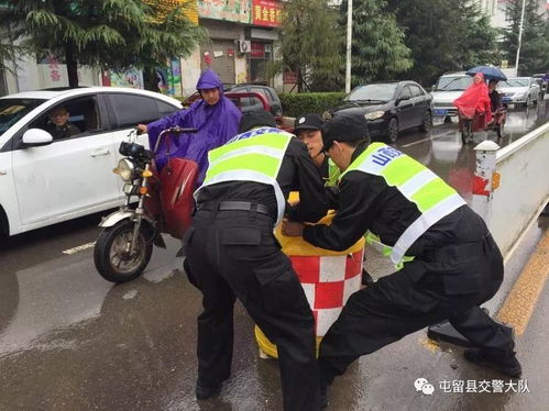 您的外卖正由民警雨中狂奔配送_您的外卖正由民警雨中狂奔配送