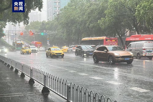 广州升级暴雨应急响应_广州暴雨来袭 多条道路严重积水