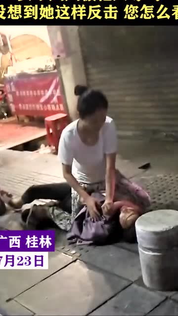 中国女子在泰国遭辱骂漂亮反击_太酷！中国女孩在泰国遭外籍男子推倒辱骂，女孩一招教他如何做人