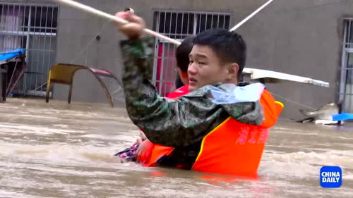 消防员洪流中一根绳索飞渡救人_四川平武山洪最感人瞬间：消防员“飞渡激流”营救婴儿视频登上热搜