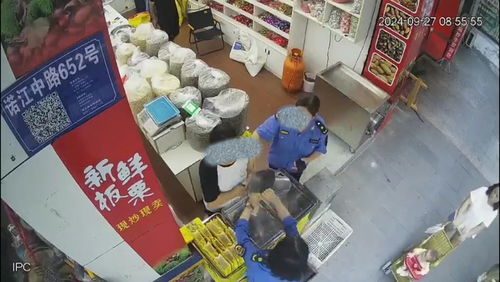 官方通报城管与店主发生冲突_闹大了！四川一地女城管与女店主互殴，官方回复，评论区炸锅了！