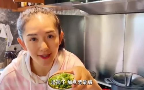 小咘芽跟张杰说保护好嗓子_张杰晒小女儿童言童语，小咘芽关心爸爸嗓子，让杰哥把喉结吞下去