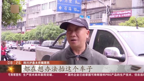 男子不慎卷入车底众人合力抬车救起_江西九江：七旬老人被卷入车底 众人合力抬车救人