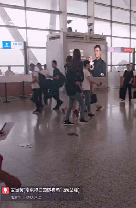 “干将莫邪”现身南京机场  一男子单手抱女友