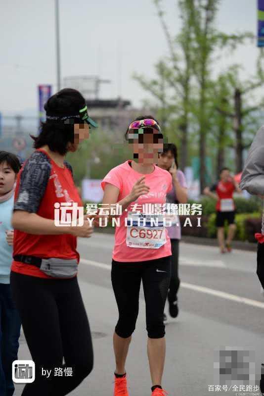 成都女子马拉松两名跑者骑车参赛?骑车参赛还对镜头打招呼