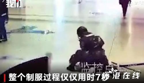 男子车站袭击武警千里送人头,仅7秒就被KO详情现场视频画面