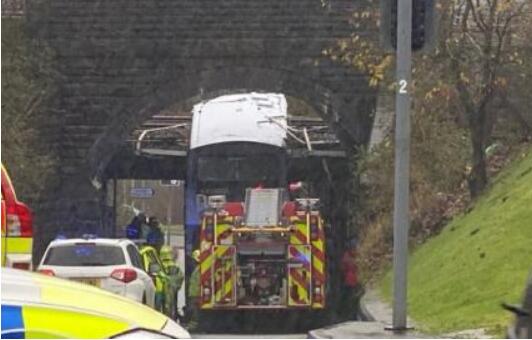 惨烈！英双层巴士被削顶突发事故 36岁中国访问学者伤重离世