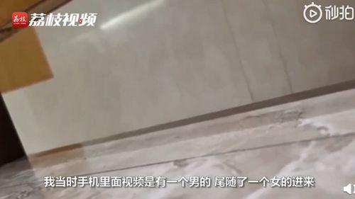 女子上厕所拍下男什么情况？男子趴在厕位地上全程录像曝光