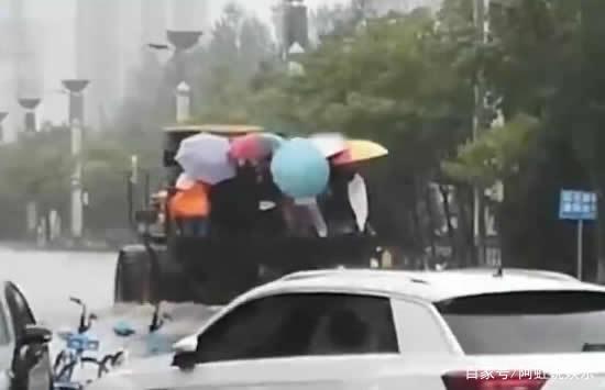台风海神导致马路积水，铲车运送市民10元一位 网友争议不断