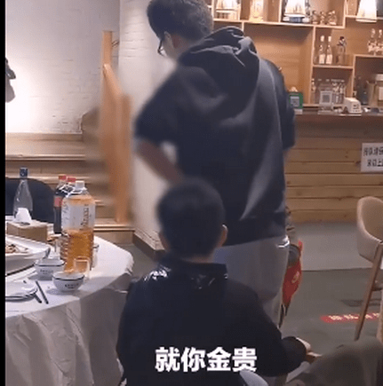 女子被擅闯厕所男孩母亲什么情况？网友吐槽你错你还有理了?