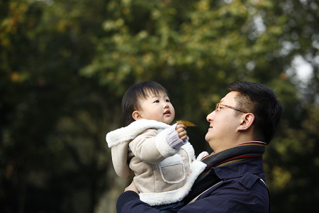 男子抱小孩找妈妈被当人贩子