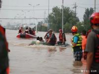 新乡暴雨已致128万余人受灾 河南暴雨救援卫辉比干庙小学有一二百避难群众,老人小孩妇女!