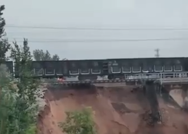 山西暴雨致多地景点关闭 平遥古城积水严重墙体坍塌