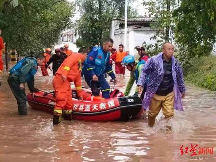 山西多地连夜组织居民撤离 抗洪战士奋战20小时就地睡着