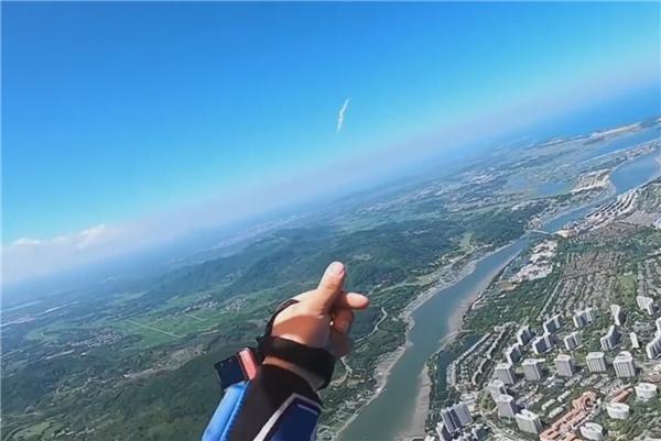 男子跳伞时遇“问天”火箭发射 小伙跳伞时巧遇火箭发射,在空中激动大喊比心是怎么回事