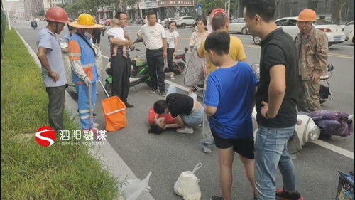 幼师接娃路上跪地救人