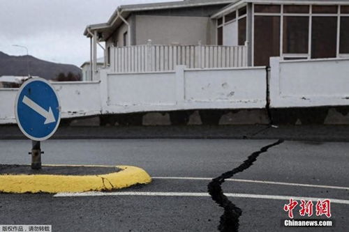 冰岛频繁地震导致大地出现裂痕_冰岛频繁地震导致大地出现裂痕