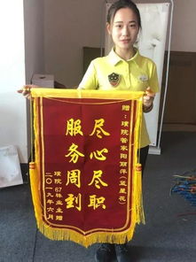 00后民警一周收到3面锦旗开心比耶_赠牌匾 送锦旗 官渡区晓东派出所为民解忧连收三份礼物