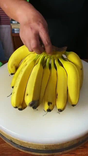 香蕉是这样切割的_现在才知道，香蕉原来是这样采摘的，网友：真是白吃了这么多年