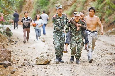 小朋友给抗震救灾武警唱孤勇者_小学生演奏《孤勇者》视频背后，折射出的儿童近视率竟如此之高