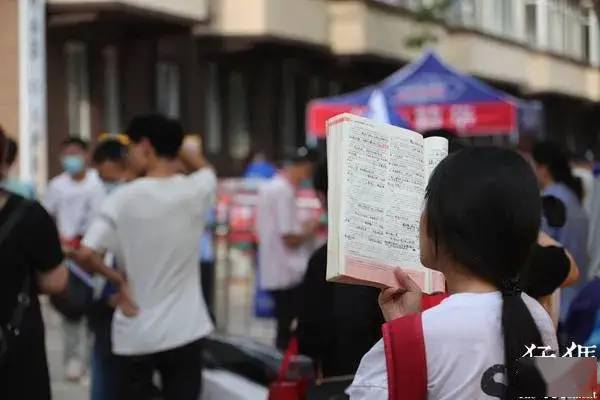 研考前夕男生教室外喊话祝福考生_在方舱医院考研复试，武汉大学喊话这位考生