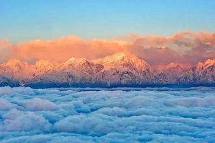 雪山日出与星空交相辉映_四川宝兴：雪山云海星空美景如画