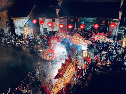 上海豫园灯会夜景氛围感_多彩鱼群游走在飞檐斗拱间……豫园灯会点亮预热，上海这里迎新氛围浓