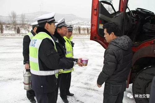 男子雪天运一车泡面发给滞留旅客_大雪封路司乘受困 钟祥公安急送热水泡面暖人心