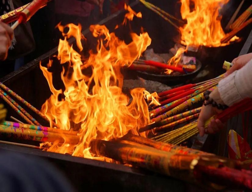 祭祖上香的正确姿势 上坟上香的正确方法是什么