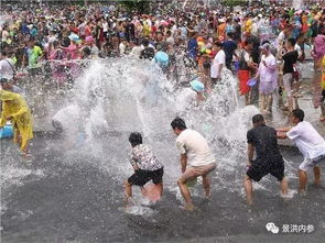 西双版纳万人泼水大场面_万人“湿身”庆新年 西双版纳泼水狂欢场面震撼