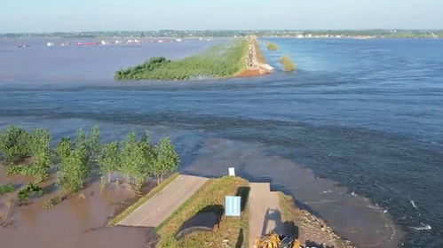 洞庭湖决口两端将建设裹头_湖南华容洞庭湖决堤抢险现场：决口两端倾倒大型石块建“裹头”