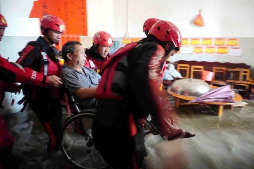 暴雨中消防员涉水抬老人_暴雨致使多地数名老人被困，消防员涉水将老人一一背出