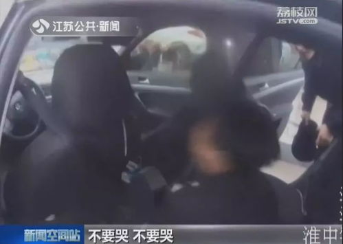 不吭声的迷路女孩见到警察秒开口_4岁女童迷路，民警请她当向导一起找到回家路