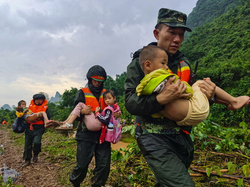 武警在齐腰深水中背着孩子转移_武警官兵连夜转移300多名群众：在齐腰深水中背着孩子转移