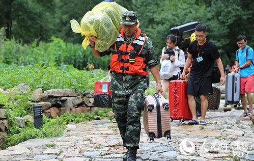 53岁民警2次跳入急流救回被困游客_黄山区：游客被困洪流 53岁民警紧急救援