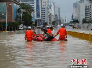 海南消防狂风暴雨中救助被困群众_海南：迎战台风“摩羯” 消防转移疏散群众167人